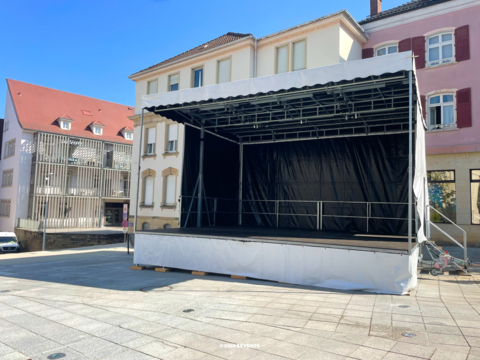 Installation d'un podium mobile ou scène de 45m²